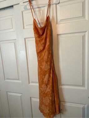 satin midi maxi dress Satin midi dress with a cutout 42 (FR) / Gold